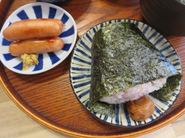 おにぎり、梅干、ウインナー