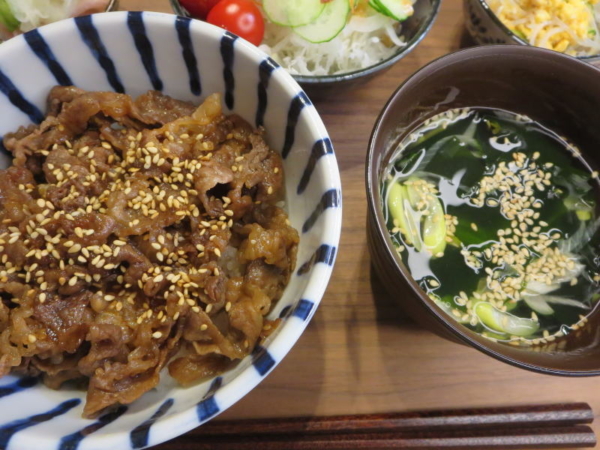 切り落とし肉の焼肉丼、わかめスープ