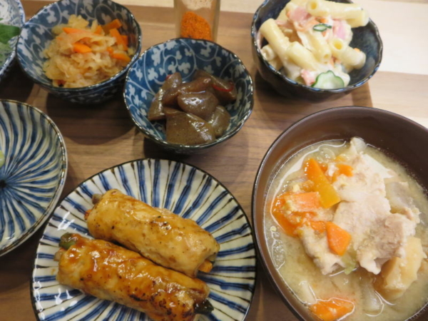 野菜の豚肉巻き(お惣菜)、切干大根煮、ピリ辛こんにゃく、マカロニサラダ(お惣菜)、豚汁