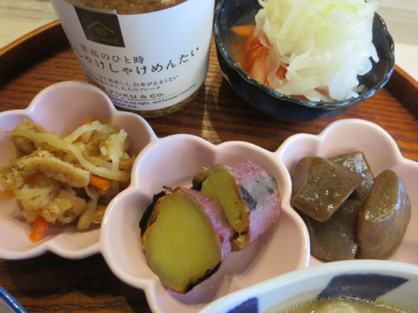 大人のしゃけしゃけめんたい、トマトの酢玉ねぎのせ、切干大根煮、焼いも、ピリ辛こんにゃく