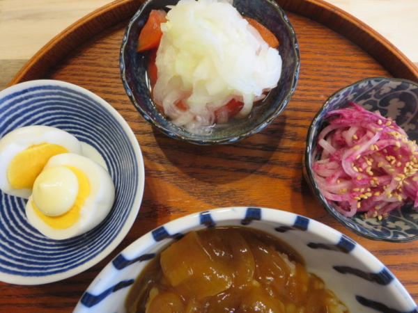 ゆでたまご、トマトの酢玉ねぎのせ、赤大根の甘酢漬け