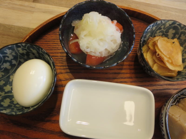 ゆでたまご、トマトの酢玉ねぎのせ、菊芋の甘酢醤油漬け、味のり