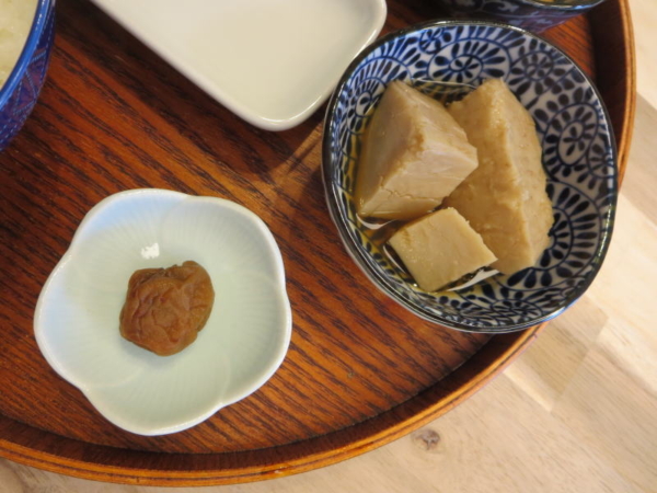 梅干、たけのこ芋の煮物