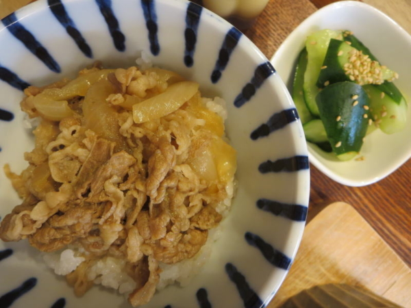 牛丼(吉野家の冷凍食品)、きゅうりの浅漬け