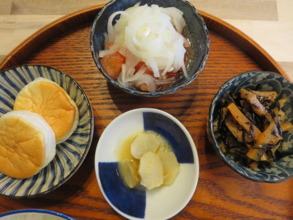 チーズはんぺん、菊芋のバターしょう油、ひじき煮、トマトの酢玉ねぎのせ