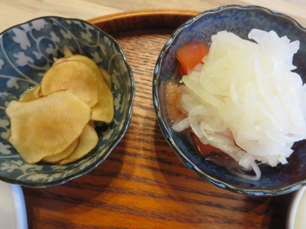 菊芋の甘酢醤油漬け、トマトの酢玉ねぎのせ