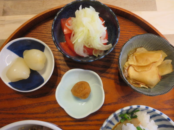 らっきょう、トマトの酢玉ねぎのせ、菊芋の甘酢醤油漬け、梅干