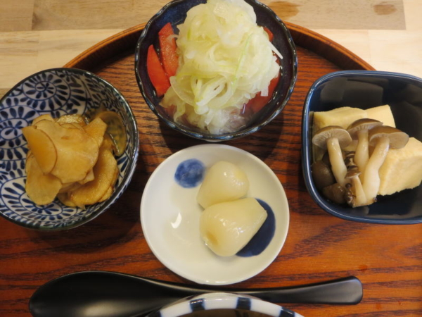 菊芋の甘酢醤油漬け、トマトの酢玉ねぎのせ、高野豆腐煮、らっきょう