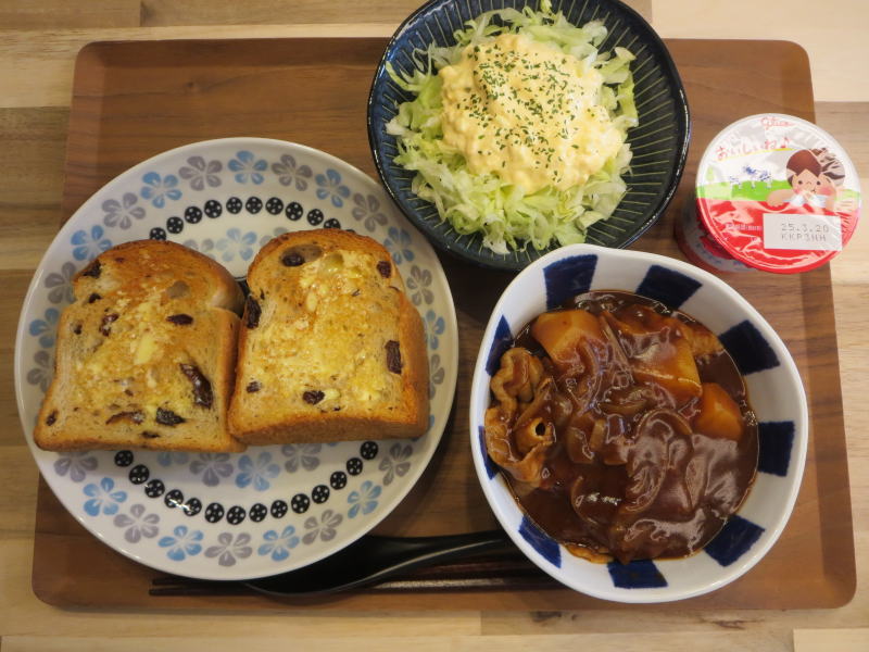 ぶどうパンとシチューの献立