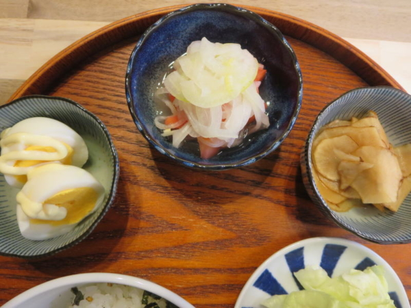 ゆでたまご、トマトの酢玉ねぎのせ、菊芋の甘酢醤油漬け