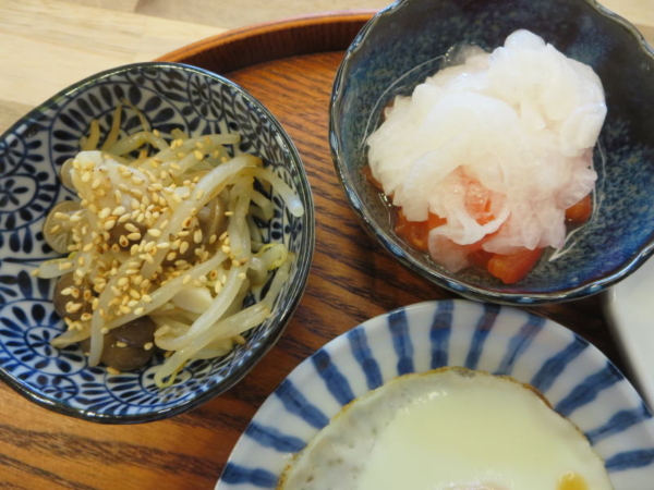 もやしとしめじの和え物、トマトの酢玉ねぎのせ