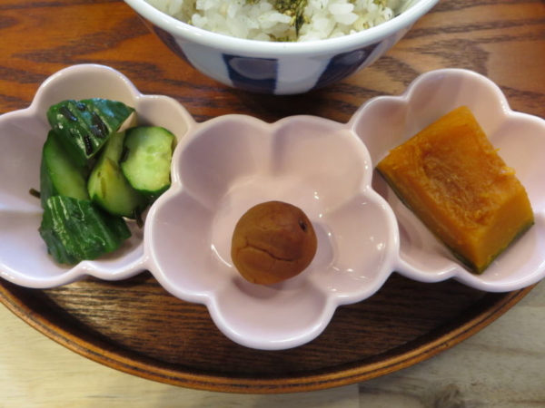きゅうりのきざみ昆布漬け、梅干、かぼちゃ煮