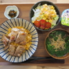 豚キムチ炒飯のガーリックポークソテーのせの献立