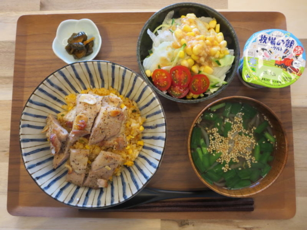 豚キムチ炒飯のガーリックポークソテーのせの献立