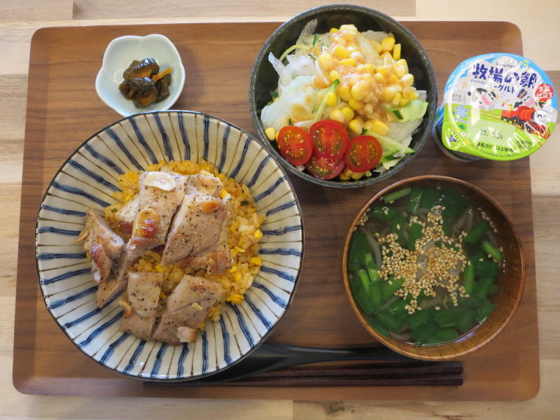 豚キムチ炒飯のガーリックポークソテーのせの献立