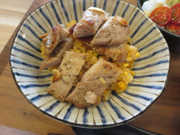 豚キムチ炒飯のガーリックポークソテーのせ
