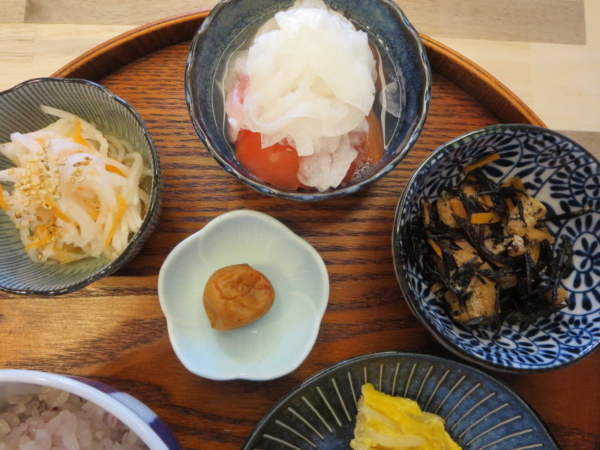 なます、トマトの酢玉ねぎのせ、ひじき煮、梅干
