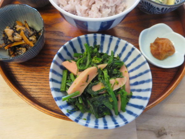 ひじき煮、あぶら菜と魚肉ソーセージのソテー、梅干