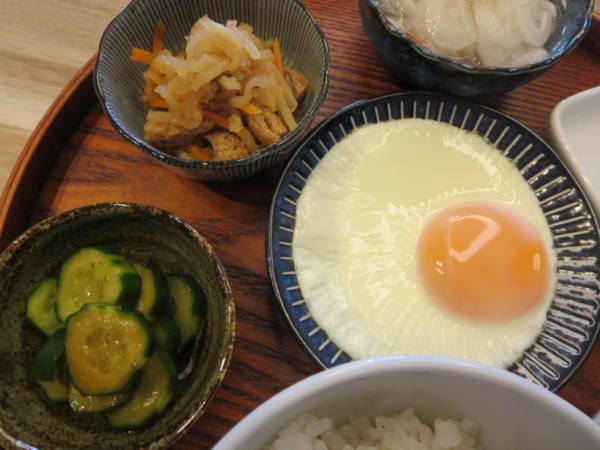目玉焼き、切干大根煮、きゅうりの塩昆布漬け