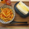 ガーリックトマトパスタとたまごサンドの献立