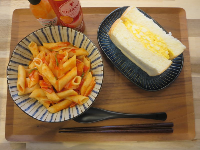 ガーリックトマトパスタとたまごサンドの献立
