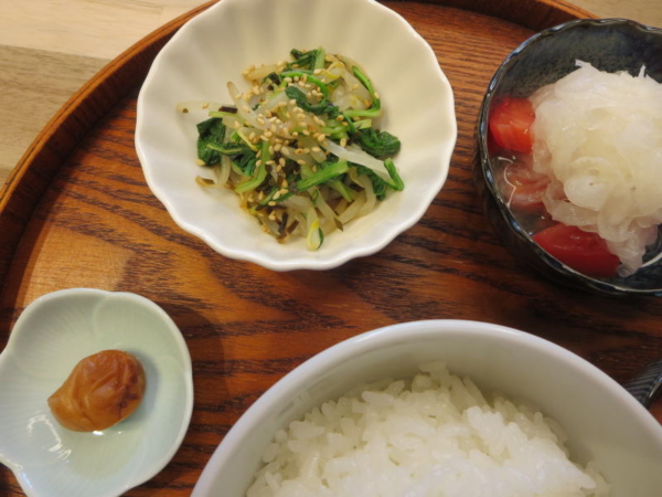 梅干、もやしと水菜の塩昆布和え、トマトの酢玉ねぎのせ
