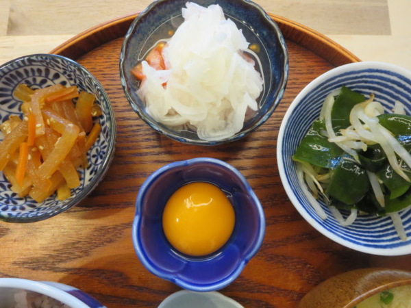 たまご(卵黄)、もやしとわかめの和え物、トマトの酢玉ねぎのせ、大根のきんぴら風