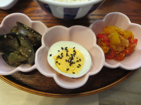 なすの甘辛炒め、ゆでたまご、無限カラーピーマン