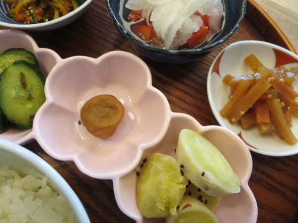 トマトの酢玉ねぎのせ、大根のきんぴら風、きゅうりのきざみ昆布漬け、梅干、蒸しさつまいも