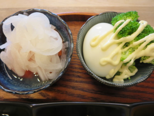 トマトの酢玉ねぎのせ、ゆでたまご、ブロッコリー