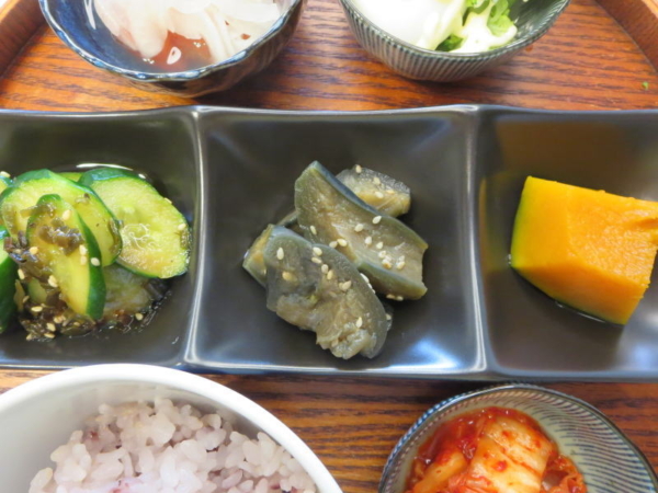 きゅうりのきざみ昆布漬け、なすの甘辛炒め、かぼちゃ煮