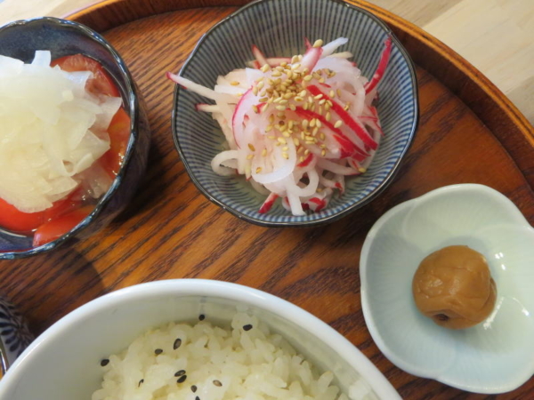 トマトの酢玉ねぎのせ、赤大根の甘酢漬け、梅干