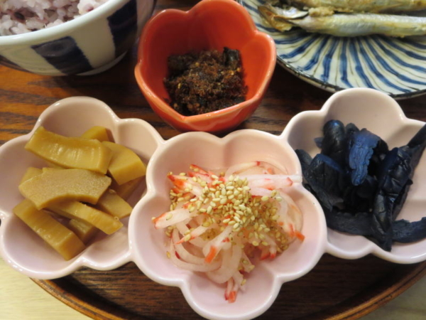 おかか昆布、真竹煮、赤大根の甘酢漬け、なすの漬物