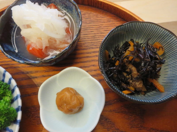 トマトの酢玉ねぎのせ、ひじき煮、梅干