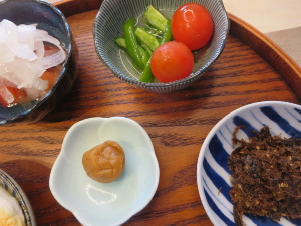 トマトの酢玉ねぎのせ、ピーマンとミニトマトのピクルス、おかか昆布、梅干