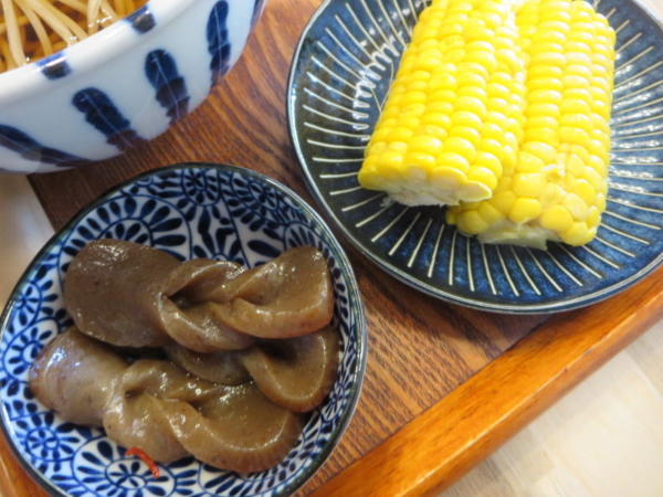 ピリ辛こんにゃく、とうもろこし