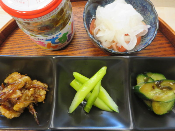 くるみ小女子、アスパラ、きゅうりのきざみ昆布漬け、トマトの酢玉ねぎのせ、海苔の佃煮
