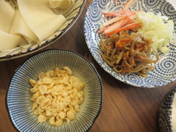 揚げ玉、きんぴら、カニカマ、薬味ネギ