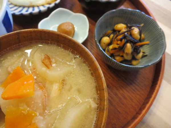 ひじき豆、梅干、豚汁