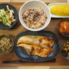 お赤飯と焼ハラミの献立