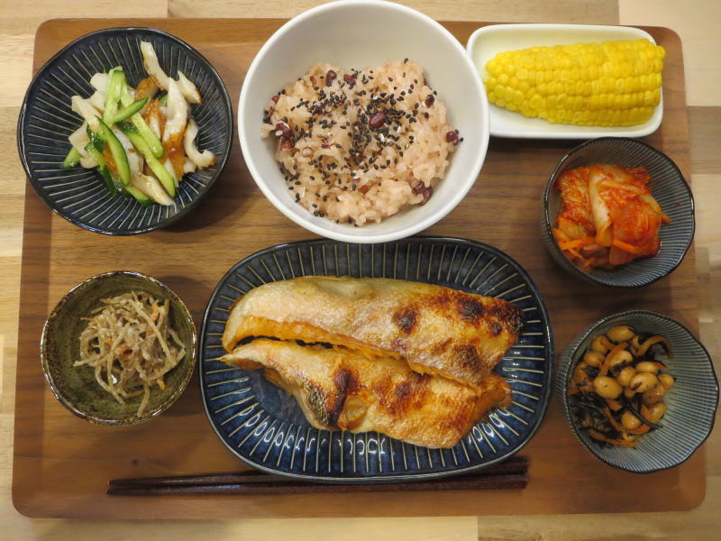 お赤飯と焼ハラミの献立