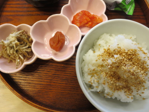 ごはん、明太子、梅干、ごぼうサラダ