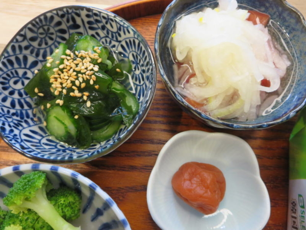 酢の物、トマトの酢玉ねぎのせ、梅干