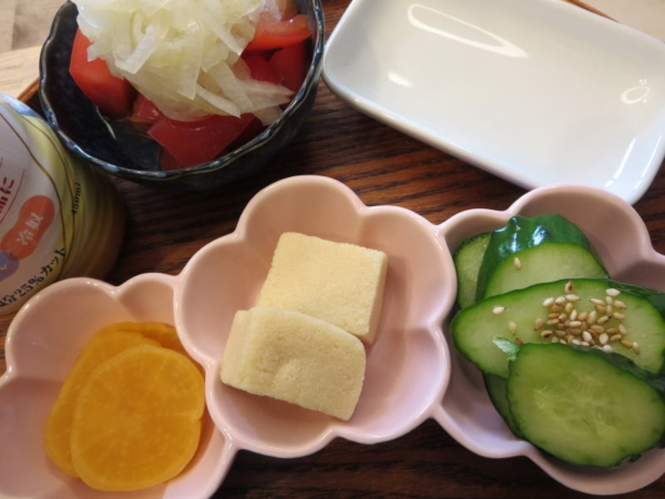たくあん、高野豆腐煮、きゅうりの浅漬け、トマトの酢玉ねぎのせ、味のり