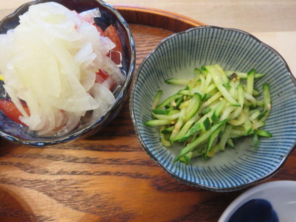 トマトの酢玉ねぎのせ、きゅうりのきざみ昆布漬け