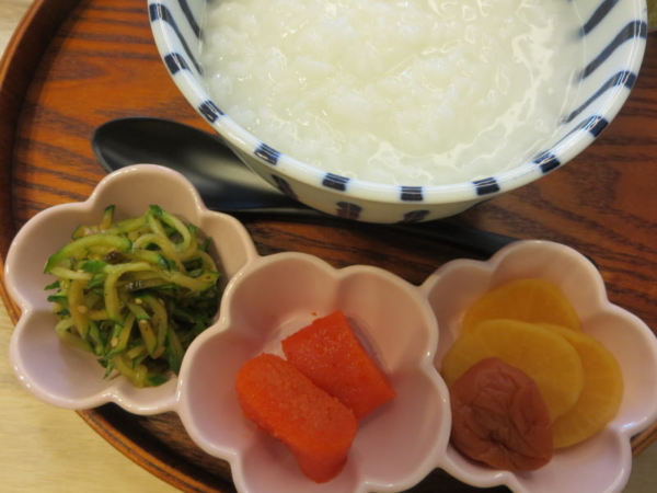 白粥、きゅうりのきざみ昆布漬け、明太子、梅干、たくあん
