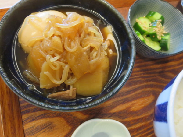 肉じゃが＋ゆでたまご、きゅうりの浅漬け