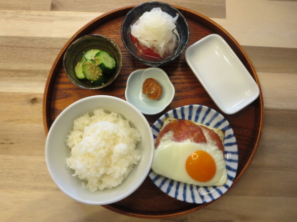 目玉焼き(シャウスライス)の献立