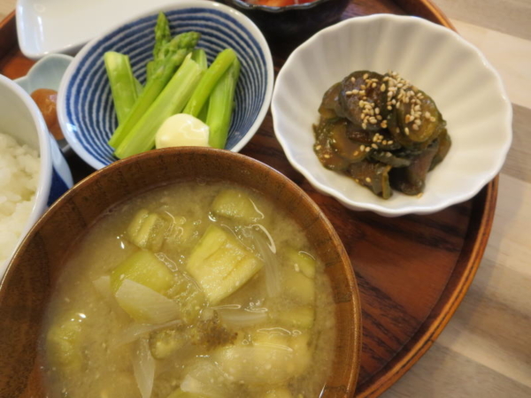 アスパラ、きゅうりのキューちゃん風、味噌汁(なす、玉ねぎ)