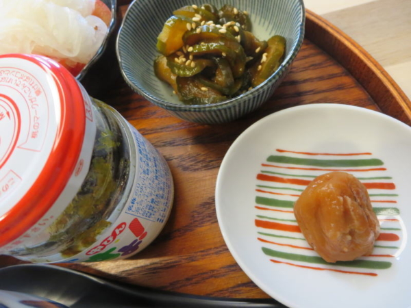 海苔の佃煮、梅干、きゅうりのキューちゃん風